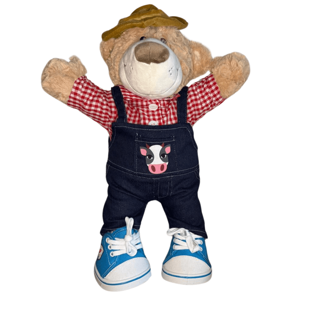 Knuffel Sneaker - Make a bear Knuffelbeer Milo draagt een boerenoverall met een spijkerstof tuinbroek, een rood - wit geruit shirt, een bijpassend hoedje en stoere blauwe sneakers.