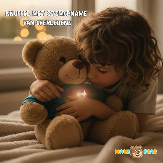 Een kind dat troostend een knuffelbeer vasthoudt met een lichtgevend hartje op de borst, als symbool voor een knuffel met stemopname van een dierbare overledene