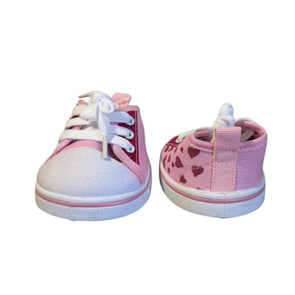 Close-up van het materiaal en de zorgvuldige afwerking van roze sneakers met hartjes voor knuffels – hoogwaardige kwaliteit voor Make a Bear knuffelaccessoires