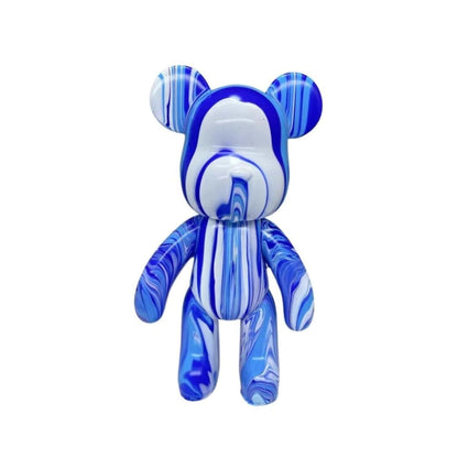Blauw-wit geverfde FluidBearz figuur – eindresultaat van het DIY drip art pakket van Make a Bear