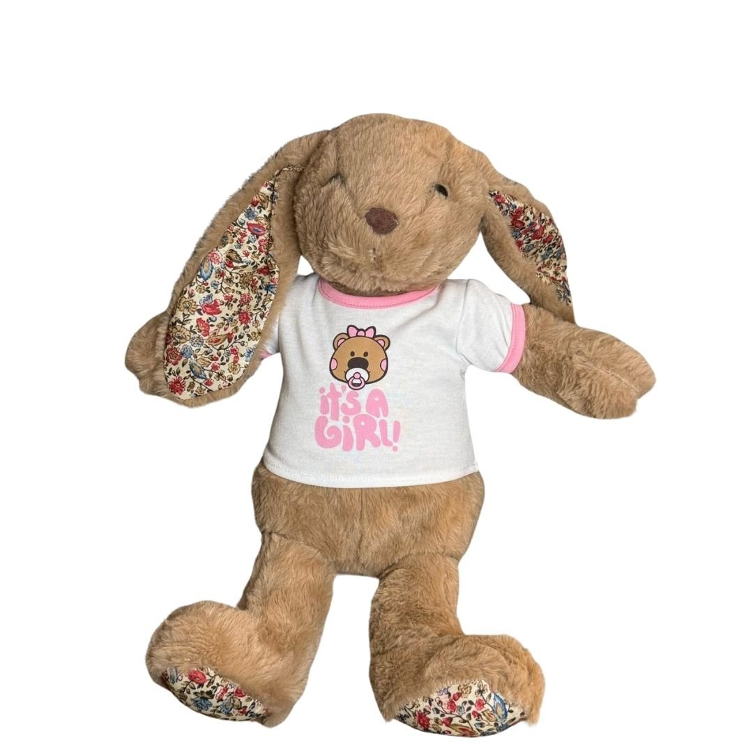 It's a Girl – T-shirt - voor Knuffel - Make a bearKnuffelkonijn met wit 'It's a Girl' T-shirt, roze tekst, en een zachte bruine vacht
