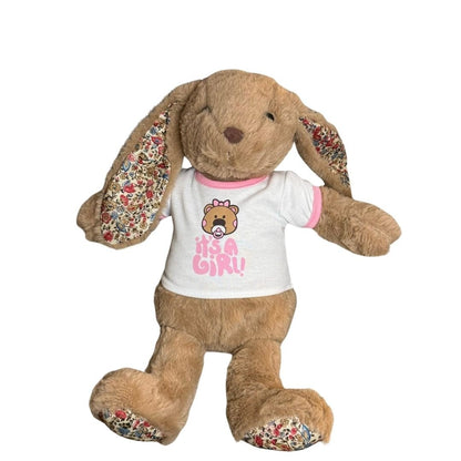 It's a Girl – T-shirt - voor Knuffel - Make a bearKnuffelkonijn met wit 'It's a Girl' T-shirt, roze tekst, en een zachte bruine vacht