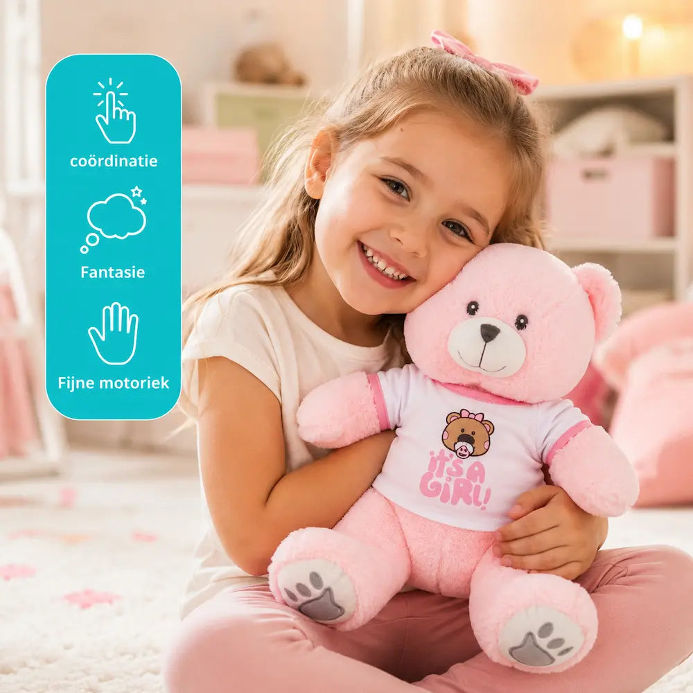 glimlachend meisje dat een lichtroze Make a Bear knuffelbeer vasthoudt met een 'It's a girl!' T-shirt, met links een blauw infoblok dat de voordelen toont: coördinatie, fantasie en fijne motoriek."