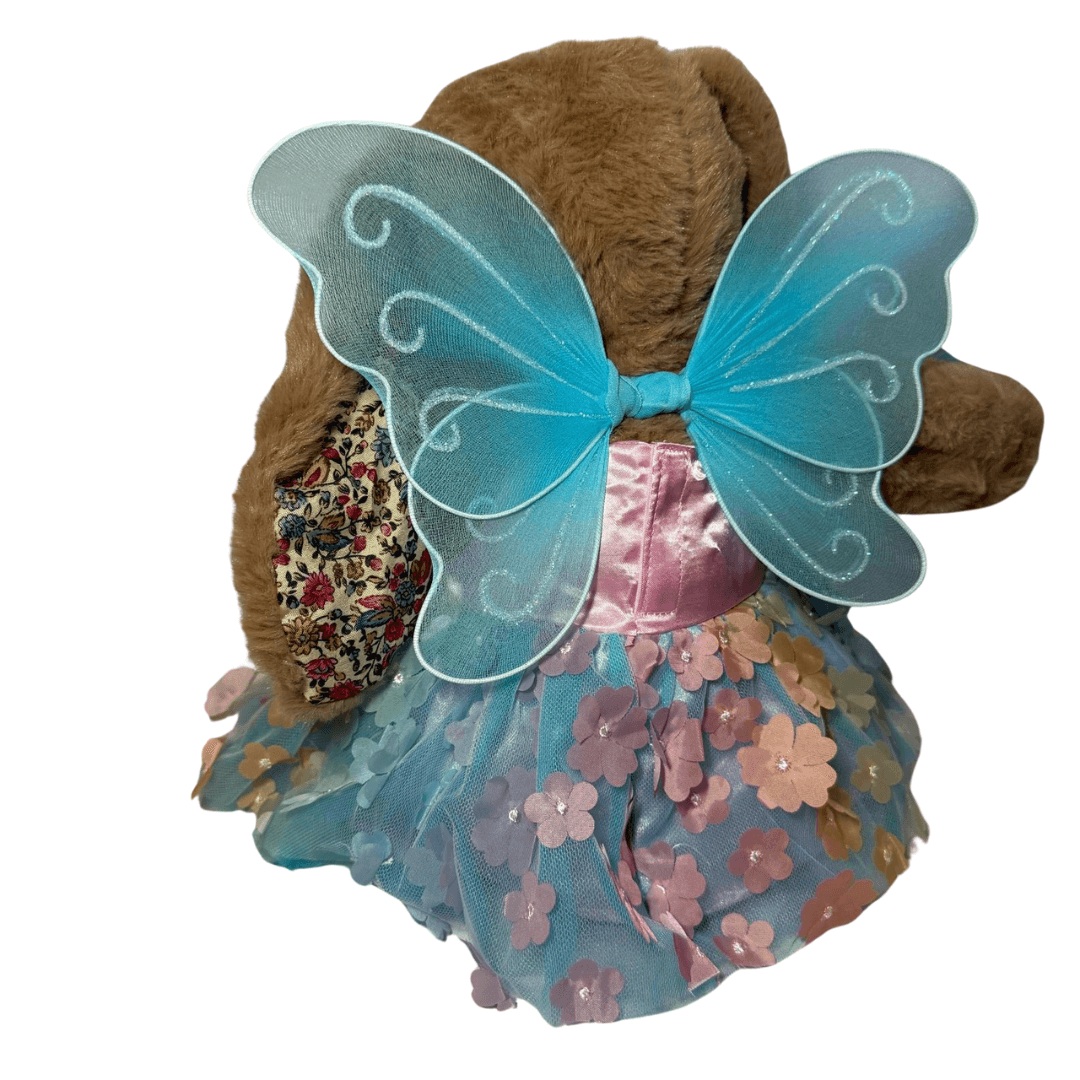 Vlinderjurk Voor Knuffels - Make a bear Knuffelkonijn Coco draagt de bloemenjurk met vleugels, een kleurrijk en schattig outfit voor je knuffelvriend. Perfect voor elke gelegenheid!, Achterkant, vleugels goed zichtbaar.