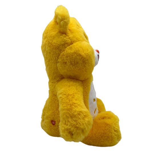 Zijaanzicht van het Zonnebeertje – Funshine Bear met vrolijke gele vacht uit de Care Bears collectie van Make a Bear
